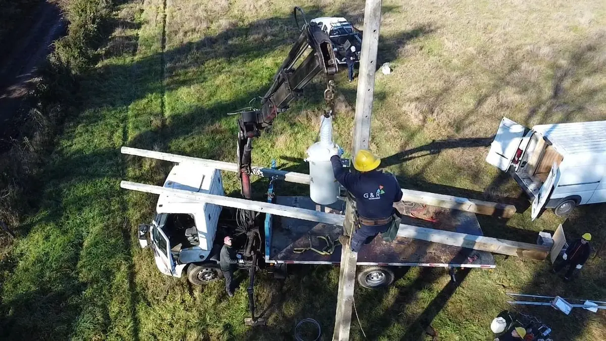 Técnicos de G&R trabajando en un poste desde un camión pluma