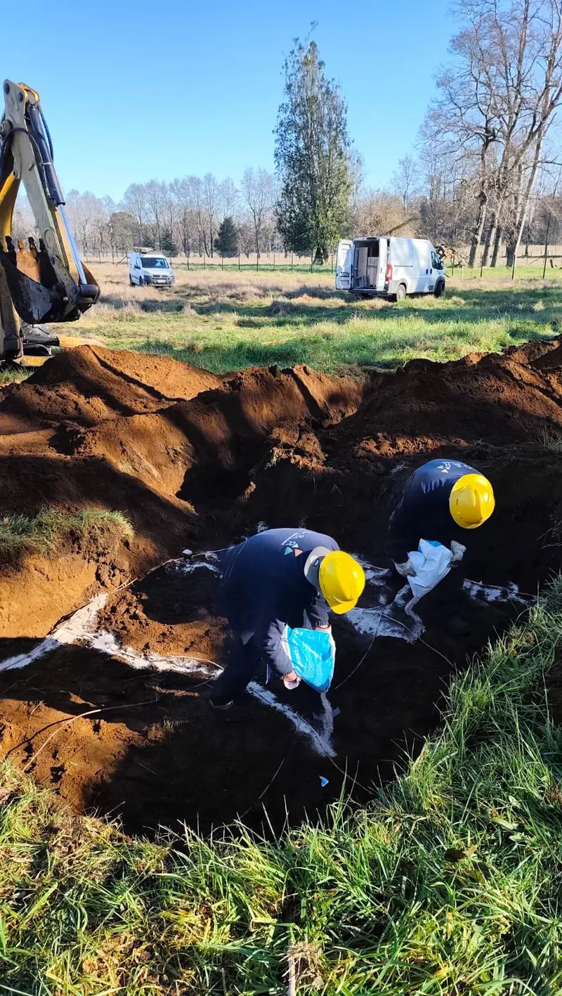 Técnicos de G&R excavando una zanja para canalización subterránea