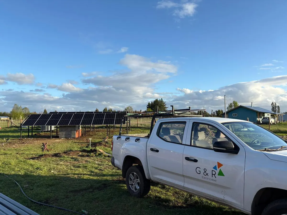 Camioneta de G&R junto a un sistema solar montado en suelo